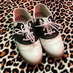 Vintage saddle shoes size 8. Excellent condition!